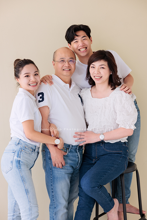 Katy媽麻一家人與公公婆婆一同來拍家庭攝影，孩子們如今都已長大成人，姊弟倆感情很好，充滿熱情地在不同領域裡努力著，長輩們親切隨和氣質溫雅，婆婆舉手投足皆風采，鏡頭前更是優雅動人，這張是一家四口的全家福寫真！