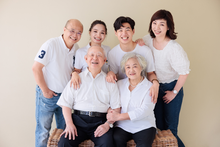 Katy媽麻一家人與公公婆婆一同來拍家庭攝影，孩子們如今都已長大成人，姊弟倆感情很好，充滿熱情地在不同領域裡努力著，長輩們親切隨和氣質溫雅，婆婆舉手投足皆風采，鏡頭前更是優雅動人，這張是一家四口和公公婆婆的全家福寫真！