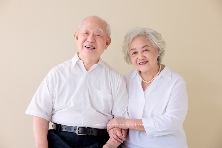 Katy媽麻一家人與公公婆婆一同來拍家庭攝影，孩子們如今都已長大成人，姊弟倆感情很好，充滿熱情地在不同領域裡努力著，長輩們親切隨和氣質溫雅，婆婆舉手投足皆風采，鏡頭前更是優雅動人，這張是公公婆婆兩人的合照，婆婆的手勾著公公，兩人感情很好啊！