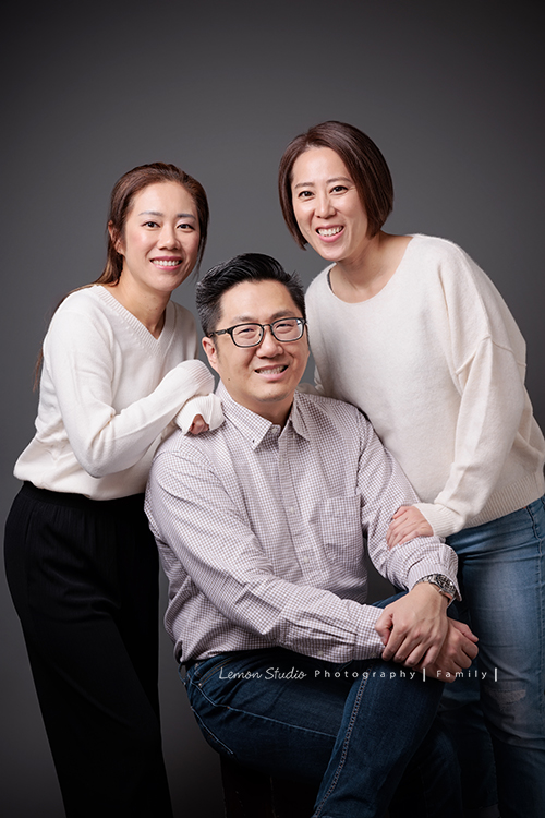 Justin爸拔和兄弟姊妹帶著各自的家庭、及爺爺奶奶一起來拍家庭攝影，雖然大家都以各自成家，三代聚在一起好熱鬧，各種組合是一定都要拍的，這張是Justin和姊姊們三人的合照！