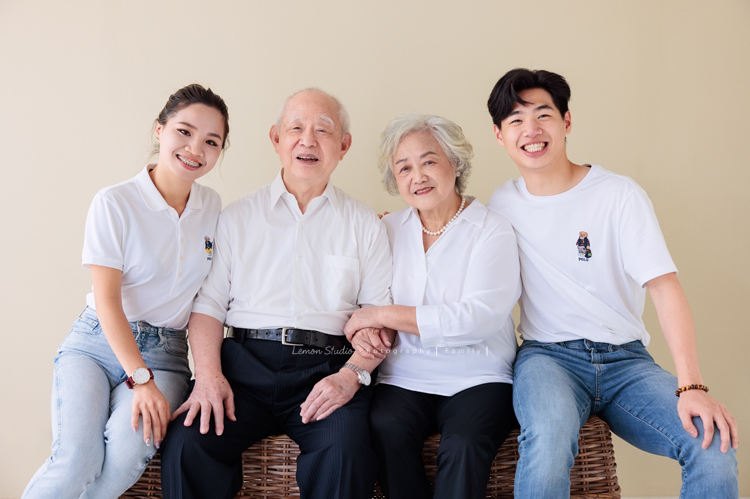 Katy媽麻一家人與公公婆婆一同來拍家庭攝影，孩子們如今都已長大成人，姊弟倆感情很好，充滿熱情地在不同領域裡努力著，長輩們親切隨和氣質溫雅，婆婆舉手投足皆風采，鏡頭前更是優雅動人，這張是爺爺奶奶和兩個孫子的合照！