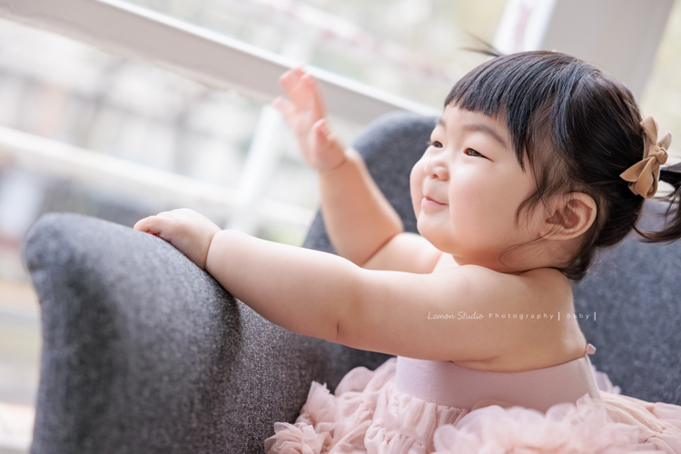 Justin爸拔和兄弟姊妹帶著各自的家庭、及爺爺奶奶一起來拍家庭攝影，雖然大家都以各自成家，三代聚在一起好熱鬧，各種組合是一定都要拍的，這張是小寶貝坐在椅子上玩耍笑得很甜美的一張寶寶寫真！