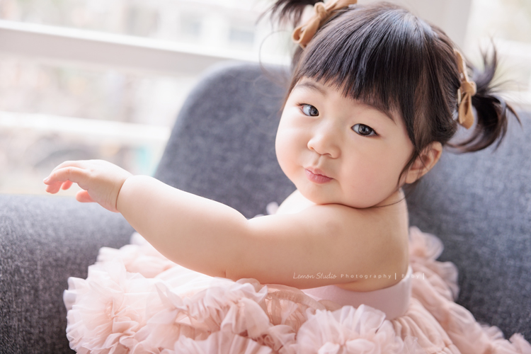 Justin爸拔和兄弟姊妹帶著各自的家庭、及爺爺奶奶一起來拍家庭攝影，雖然大家都以各自成家，三代聚在一起好熱鬧，各種組合是一定都要拍的，這張是小寶貝坐在椅子上回頭看鏡頭的一張很可愛的寶寶寫真！