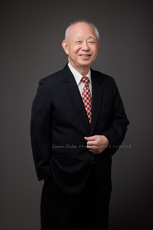Katy媽麻一家人與公公婆婆一同來拍家庭攝影，孩子們如今都已長大成人，姊弟倆感情很好，充滿熱情地在不同領域裡努力著，長輩們親切隨和氣質溫雅，婆婆舉手投足皆風采，鏡頭前更是優雅動人，這張是爺爺的個人寫真獨照！爺爺穿上黑色西裝很帥氣啊！
