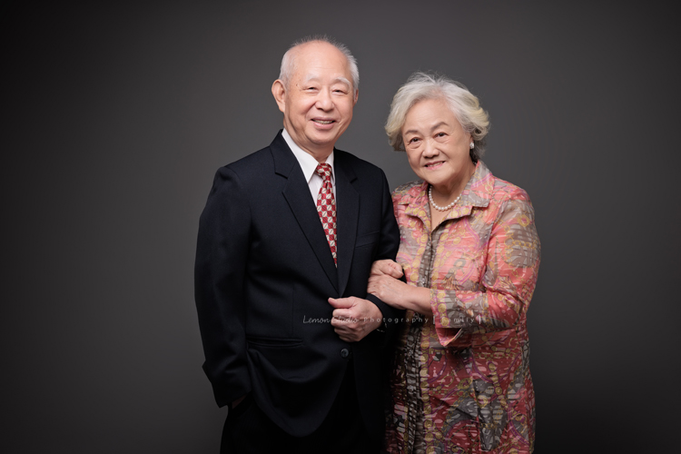 Katy媽麻一家人與公公婆婆一同來拍家庭攝影，孩子們如今都已長大成人，姊弟倆感情很好，充滿熱情地在不同領域裡努力著，長輩們親切隨和氣質溫雅，婆婆舉手投足皆風采，鏡頭前更是優雅動人，這張是爺爺奶奶兩人穿上正式服裝的合照！