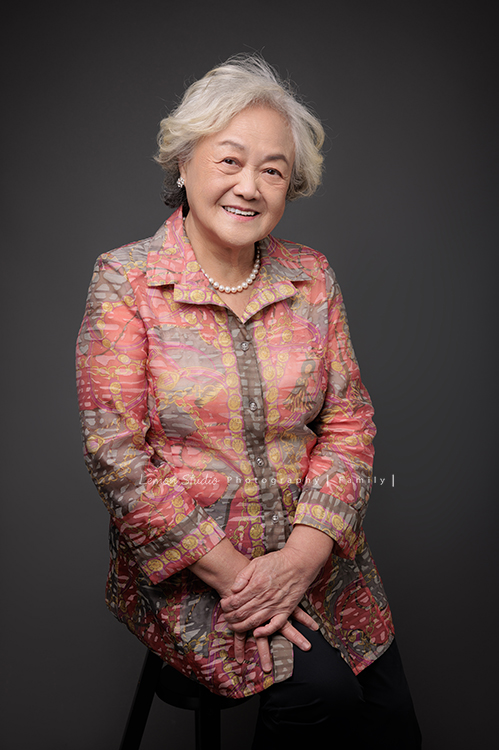 Katy媽麻一家人與公公婆婆一同來拍家庭攝影，孩子們如今都已長大成人，姊弟倆感情很好，充滿熱情地在不同領域裡努力著，長輩們親切隨和氣質溫雅，婆婆舉手投足皆風采，鏡頭前更是優雅動人，這張是奶奶的個人寫真獨照！奶奶還是很漂亮啊！