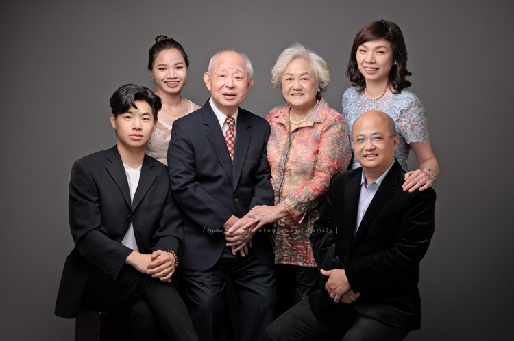 Katy媽麻一家人與公公婆婆一同來拍家庭攝影，孩子們如今都已長大成人，姊弟倆感情很好，充滿熱情地在不同領域裡努力著，長輩們親切隨和氣質溫雅，婆婆舉手投足皆風采，鏡頭前更是優雅動人，這張是一家四口和公公婆婆穿著正式服裝的全家福寫真！