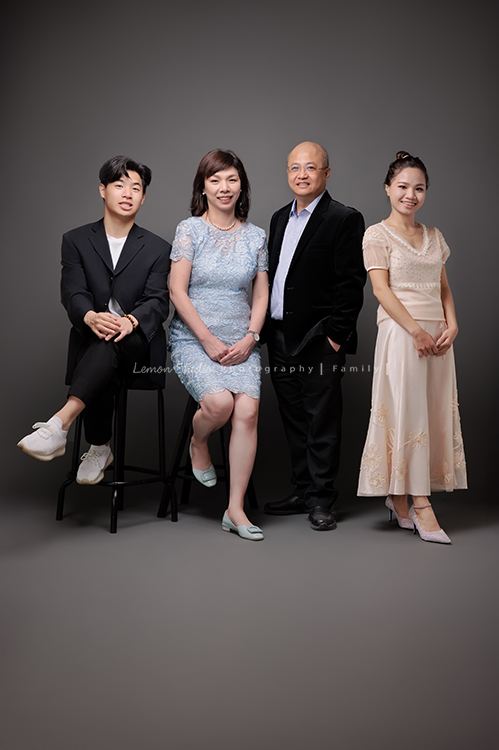 Katy媽麻一家人與公公婆婆一同來拍家庭攝影，孩子們如今都已長大成人，姊弟倆感情很好，充滿熱情地在不同領域裡努力著，長輩們親切隨和氣質溫雅，婆婆舉手投足皆風采，鏡頭前更是優雅動人，這張是一家四口穿著正式服裝的全家福寫真！