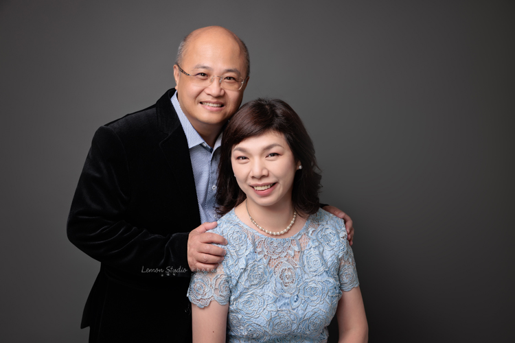 Katy媽麻一家人與公公婆婆一同來拍家庭攝影，孩子們如今都已長大成人，姊弟倆感情很好，充滿熱情地在不同領域裡努力著，長輩們親切隨和氣質溫雅，婆婆舉手投足皆風采，鏡頭前更是優雅動人，這張是Katy媽麻和先生兩人的合照！