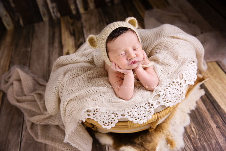 Diana媽麻和先生帶著剛出生的寶寶來拍新生兒攝影，外國人的爸拔和媽麻一起抱著寶寶，三人之間的互動自然又真摯，這是他們第一次的全家福，也是送給寶寶最有溫度美好的出生禮物，這張是寶寶穿著道具服雙手托著頭睡著的可愛模樣！