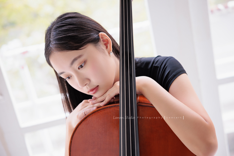 就讀高中音樂班的樂&妤，為了要辦的提琴音樂會，特地來拍攝音樂會寫真，兩人不僅默契十足，更散發著溫柔而有氣質的光彩，這張是樂坐在窗邊雙手抱著大提琴、臉靠著雙手沒有看鏡頭！很美很有意境的一張音樂會寫真照！