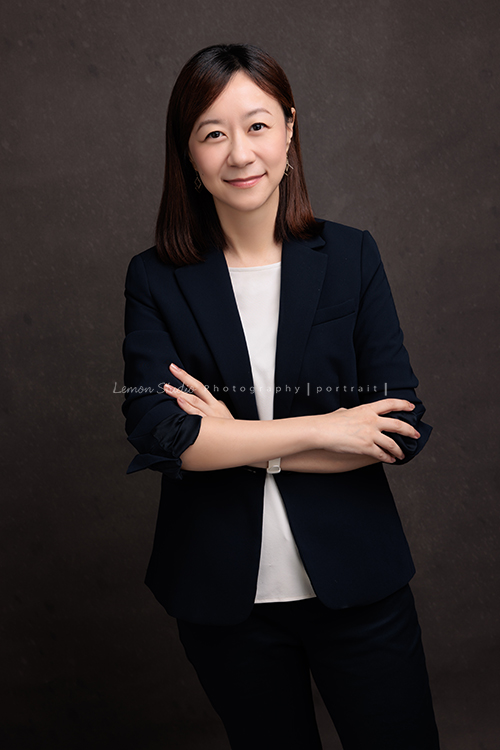 來自零售產業的品芳來拍形象照，品芳親切又隨和，在鏡頭前展現出屬於自己的自信與魅力，照片中流露出她沈穩及自在的氣質，這張是品芳抱放在身體前方，沈穩親切又自信地看著鏡頭微笑！很有個人的魅力！