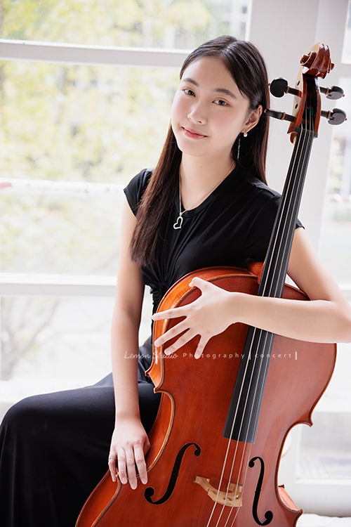就讀高中音樂班的樂&妤，為了要辦的提琴音樂會，特地來拍攝音樂會寫真，兩人不僅默契十足，更散發著溫柔而有氣質的光彩，這張是樂坐在窗邊一手抱著大提琴的樣子看著鏡頭微笑的樣子！很美的一張音樂會寫真照！