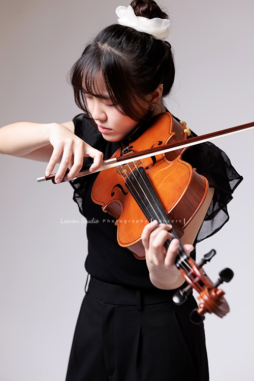 就讀高中音樂班的樂&妤，為了要辦的提琴音樂會，特地來拍攝音樂會寫真，兩人不僅默契十足，更散發著溫柔而有氣質的光彩，這張是妤正專注地拉著中提琴的樣子，很美的一張音樂會寫真！