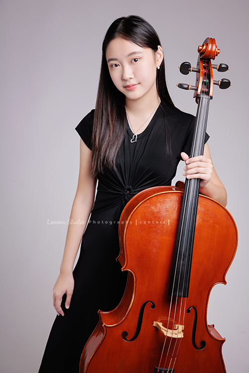 就讀高中音樂班的樂&妤，為了要辦的提琴音樂會，特地來拍攝音樂會寫真，兩人不僅默契十足，更散發著溫柔而有氣質的光彩，這張是樂站著一手拿著大提琴、很有自信沈穩地看著鏡頭的樣子！很美的一張音樂會寫真照！