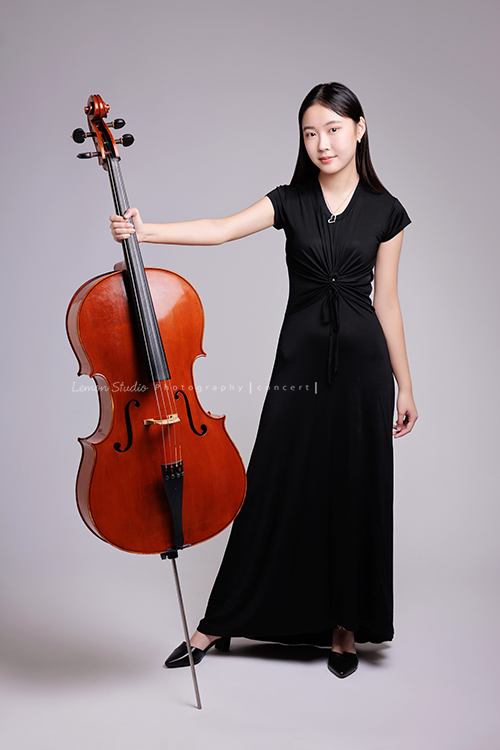 就讀高中音樂班的樂&妤，為了要辦的提琴音樂會，特地來拍攝音樂會寫真，兩人不僅默契十足，更散發著溫柔而有氣質的光彩，這張是樂酷酷地看著鏡頭一手拿著大提琴的樣子！很美的一張音樂會寫真照！
