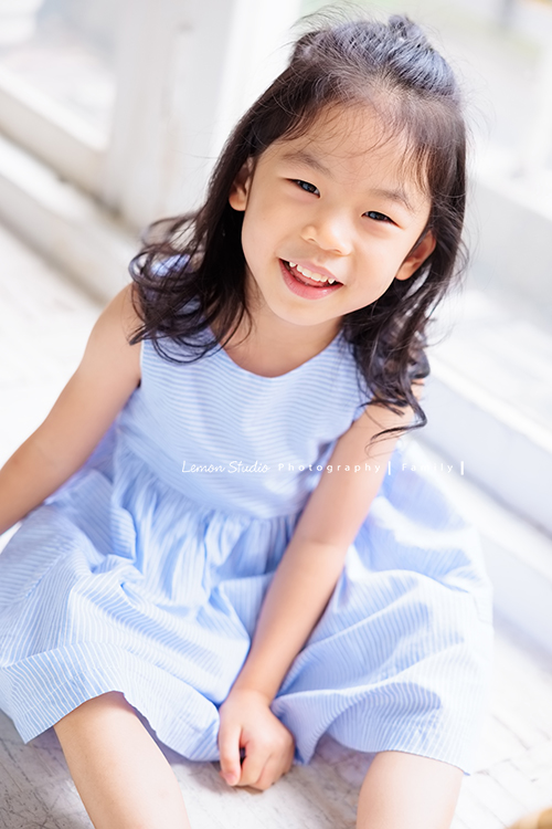 Jess媽一家第三次來拍照，這次是為了紀念雅滿四歲的時光，一家人總是自然又自在，照片裡流露出的，是日常中最真實舒服的模樣，這張是雅穿藍色洋裝坐在地上笑的很可愛的當下！