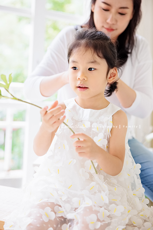 Jess媽一家第三次來拍照，這次是為了紀念雅滿四歲的時光，一家人總是自然又自在，照片裡流露出的，是日常中最真實舒服的模樣，這張是媽麻幫雅綁頭髮時，雅很清秀很有氣質的模樣，好喜歡這張相片的氛圍！