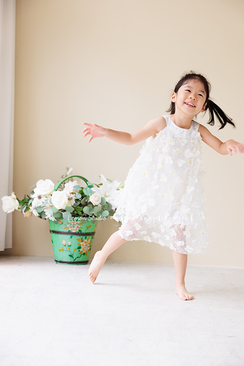 Jess媽一家第三次來拍照，這次是為了紀念雅滿四歲的時光，一家人總是自然又自在，照片裡流露出的，是日常中最真實舒服的模樣，這張是雅穿白色洋裝、正在跳舞的雅！