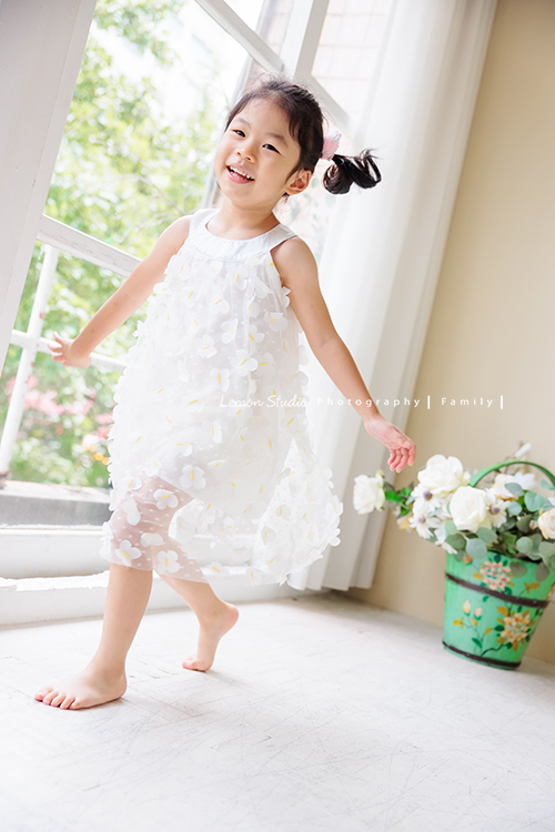 Jess媽一家第三次來拍照，這次是為了紀念雅滿四歲的時光，一家人總是自然又自在，照片裡流露出的，是日常中最真實舒服的模樣，這張是雅穿白色洋裝、正在往前走的當下很可愛的雅！