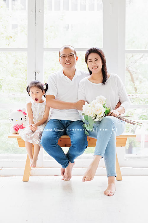 Jess媽一家第三次來拍照，這次是為了紀念雅滿四歲的時光，一家人總是自然又自在，照片裡流露出的，是日常中最真實舒服的模樣，這張是一家三口超可愛幸福的全家福，雅的表情好逗趣啊！