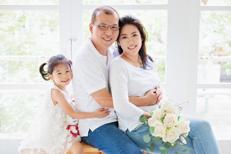Jess媽一家第三次來拍照，這次是為了紀念雅滿四歲的時光，一家人總是自然又自在，照片裡流露出的，是日常中最真實舒服的模樣，這張是一家三口坐在椅子上、一起看鏡頭的很棒的一張全家福！