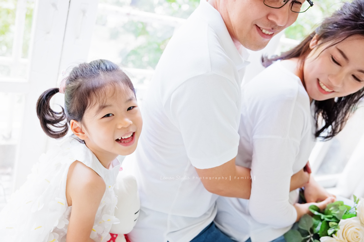 Jess媽一家第三次來拍照，這次是為了紀念雅滿四歲的時光，一家人總是自然又自在，照片裡流露出的，是日常中最真實舒服的模樣，這張是一家三口坐在椅子上、爸拔媽麻回頭看雅，雅看著鏡頭笑的很可愛的模樣！