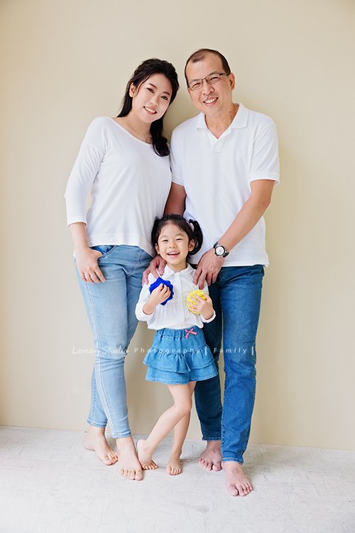 Jess媽一家第三次來拍照，這次是為了紀念雅滿四歲的時光，一家人總是自然又自在，照片裡流露出的，是日常中最真實舒服的模樣，這張是一家人穿白色上衣、藍色褲子或裙子的全家福，雅笑得好開心啊！