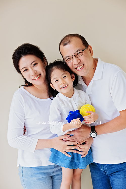 Jess媽一家第三次來拍照，這次是為了紀念雅滿四歲的時光，一家人總是自然又自在，照片裡流露出的，是日常中最真實舒服的模樣，這張是一家三口看著鏡頭、笑得很開心幸福的合照！