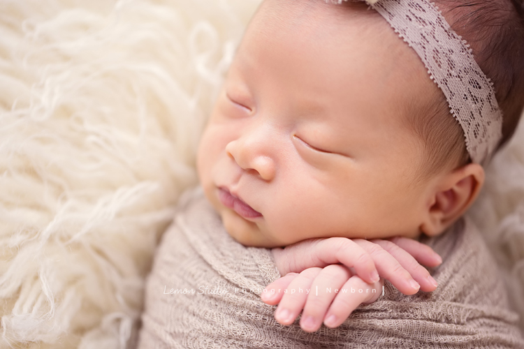 琄媽麻第二個寶貝的新生兒寫真，兩歲的小姊姊展現出滿滿的愛與呵護，小小的手輕輕撫摸著妹妹好有愛，而寶寶那努力撐著小頭的模樣，真是讓人一看就融化，怎麼看都看不膩，這張是寶寶被包在米咖啡色的包布裡，兩隻手交疊著露出在布外，頭上戴著可愛的髮圈的大臉特寫的睡著的模樣！