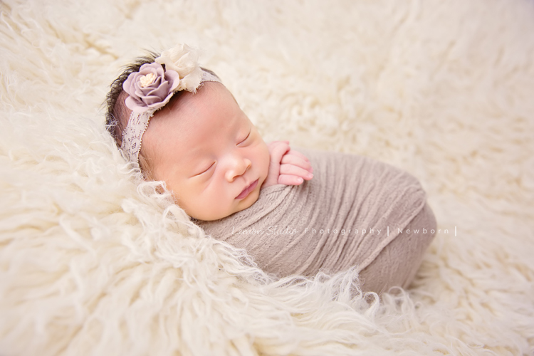 琄媽麻第二個寶貝的新生兒寫真，兩歲的小姊姊展現出滿滿的愛與呵護，小小的手輕輕撫摸著妹妹好有愛，而寶寶那努力撐著小頭的模樣，真是讓人一看就融化，怎麼看都看不膩，這張是寶寶被包在米咖啡色的包布裡，兩隻手交疊著露出在布外，頭上戴著可愛的髮圈的睡著的模樣！