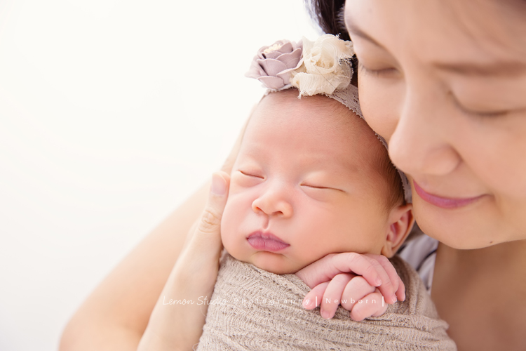 琄媽麻第二個寶貝的新生兒寫真，兩歲的小姊姊展現出滿滿的愛與呵護，小小的手輕輕撫摸著妹妹好有愛，而寶寶那努力撐著小頭的模樣，真是讓人一看就融化，怎麼看都看不膩，這張是寶寶包在米咖啡色的布裡、頭上戴著有花的髮帶，媽麻閉著眼睛溫柔地抱著寶寶的兩人合照！