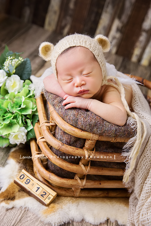 琄媽麻第二個寶貝的新生兒寫真，兩歲的小姊姊展現出滿滿的愛與呵護，小小的手輕輕撫摸著妹妹好有愛，而寶寶那努力撐著小頭的模樣，真是讓人一看就融化，怎麼看都看不膩，這張是寶寶躺在一個很可愛的籐籃裡頭趴在兩手上，睡著可愛的模樣，下面還有出生日期的木頭月曆，超可愛的！