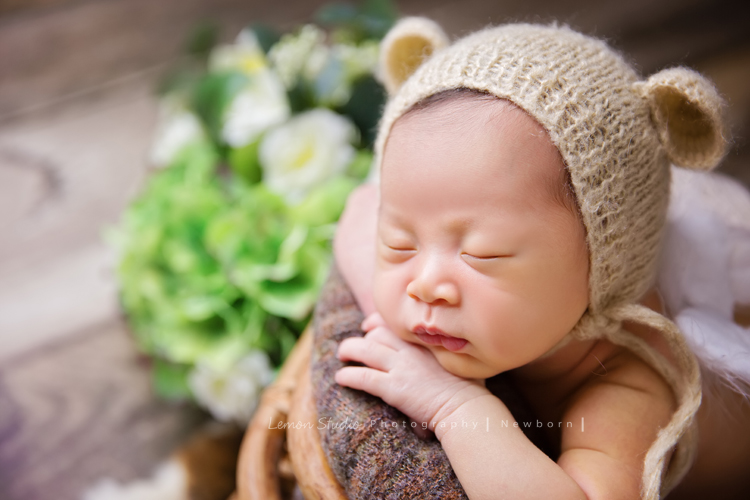 琄媽麻第二個寶貝的新生兒寫真，兩歲的小姊姊展現出滿滿的愛與呵護，小小的手輕輕撫摸著妹妹好有愛，而寶寶那努力撐著小頭的模樣，真是讓人一看就融化，怎麼看都看不膩，這張是寶寶躺在一個很可愛的籐籃裡頭趴在兩手上，睡著可愛的模樣，超可愛的！