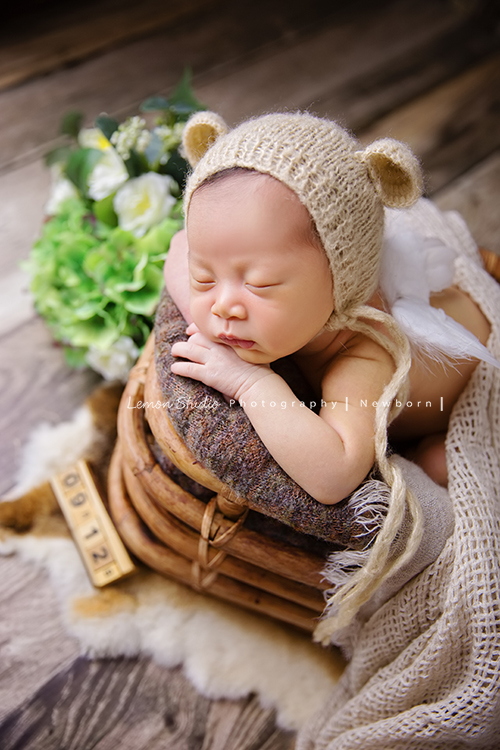 琄媽麻第二個寶貝的新生兒寫真，兩歲的小姊姊展現出滿滿的愛與呵護，小小的手輕輕撫摸著妹妹好有愛，而寶寶那努力撐著小頭的模樣，真是讓人一看就融化，怎麼看都看不膩，這張是寶寶躺在一個很可愛的籐籃裡頭趴在兩手上，睡著可愛的模樣，超級可愛的！