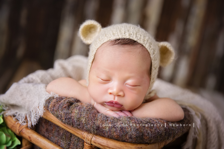 琄媽麻第二個寶貝的新生兒寫真，兩歲的小姊姊展現出滿滿的愛與呵護，小小的手輕輕撫摸著妹妹好有愛，而寶寶那努力撐著小頭的模樣，真是讓人一看就融化，怎麼看都看不膩，這張是寶寶躺在一個很可愛的籐籃裡、頭上戴著有耳朵的帽子，頭趴在兩手上，睡著可愛的模樣，超級可愛的！