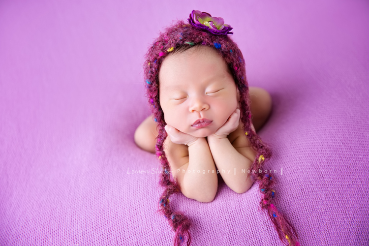 琄媽麻第二個寶貝的新生兒寫真，兩歲的小姊姊展現出滿滿的愛與呵護，小小的手輕輕撫摸著妹妹好有愛，而寶寶那努力撐著小頭的模樣，真是讓人一看就融化，怎麼看都看不膩，這張是寶寶趴在紫桃紅色的布上、頭上戴著紫色的帽子，兩手托著頭，睡著的可愛模樣，這張是正面拍的，
超級可愛的！