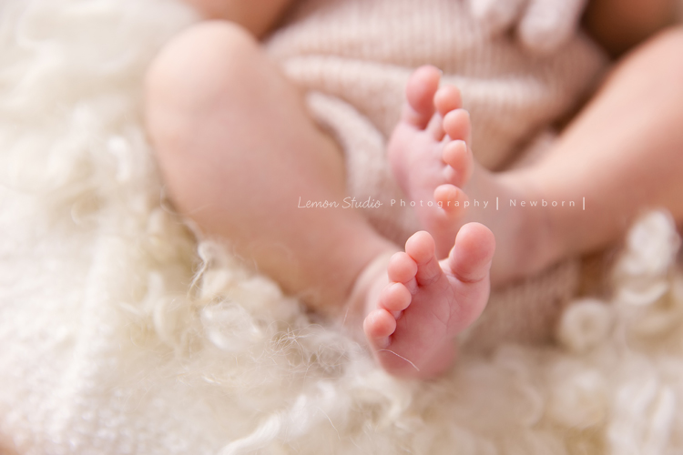 琄媽麻第二個寶貝的新生兒寫真，兩歲的小姊姊展現出滿滿的愛與呵護，小小的手輕輕撫摸著妹妹好有愛，而寶寶那努力撐著小頭的模樣，真是讓人一看就融化，怎麼看都看不膩，這張是寶寶躺在一個圓形的籐籃裡，穿著粉紅色的兔子裝、這張是寶寶的雙腳的可愛特寫！