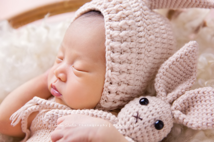 琄媽麻第二個寶貝的新生兒寫真，兩歲的小姊姊展現出滿滿的愛與呵護，小小的手輕輕撫摸著妹妹好有愛，而寶寶那努力撐著小頭的模樣，真是讓人一看就融化，怎麼看都看不膩，這張是寶寶躺在一個圓形的籐籃裡，穿著粉紅色的兔子裝、一手抱著一隻粉紅色的兔子，一手還托著臉頰，近拍的睡著的可愛模樣，超級可愛的！