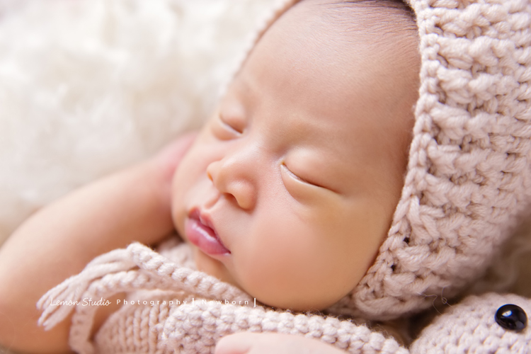 琄媽麻第二個寶貝的新生兒寫真，兩歲的小姊姊展現出滿滿的愛與呵護，小小的手輕輕撫摸著妹妹好有愛，而寶寶那努力撐著小頭的模樣，真是讓人一看就融化，怎麼看都看不膩，這張是寶寶躺在一個圓形的籐籃裡，穿著粉紅色的兔子裝、一手托著臉頰，睡著的可愛模樣，超級可愛的！