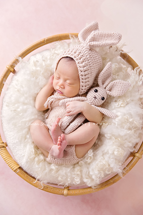 琄媽麻第二個寶貝的新生兒寫真，兩歲的小姊姊展現出滿滿的愛與呵護，小小的手輕輕撫摸著妹妹好有愛，而寶寶那努力撐著小頭的模樣，真是讓人一看就融化，怎麼看都看不膩，這張是寶寶躺在一個圓形的籐籃裡，穿著粉紅色的兔子裝、一手抱著一隻粉紅色的兔子，一手還托著臉頰，睡著的可愛模樣，超級可愛的！