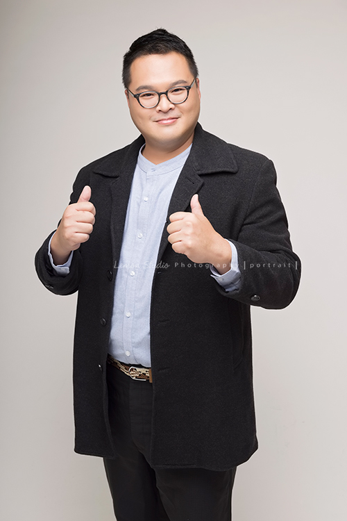 胖爸來拍照，千萬團購經營者的身分，沒讓他有一點距離感，總是帶著滿滿正能量，讓人不自覺就跟著微笑，這張是胖爸兩手比讚，對著鏡頭微笑的形象照！