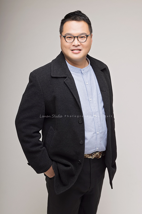 胖爸來拍照，千萬團購經營者的身分，沒讓他有一點距離感，總是帶著滿滿正能量，讓人不自覺就跟著微笑，這張是胖爸兩手放在口袋，對著鏡頭微笑的形象照！