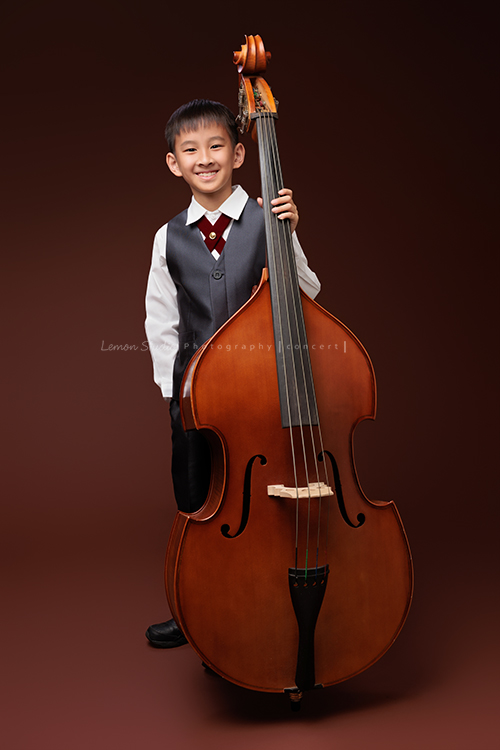 活潑且文武雙全的 Benedict 來拍照，同一天拍攝了棒球寫真＆大提琴的音樂寫真，這張是Benedict一手扶大提琴、一手放在口袋，對著鏡頭笑得很可愛的全身的音樂寫真照！