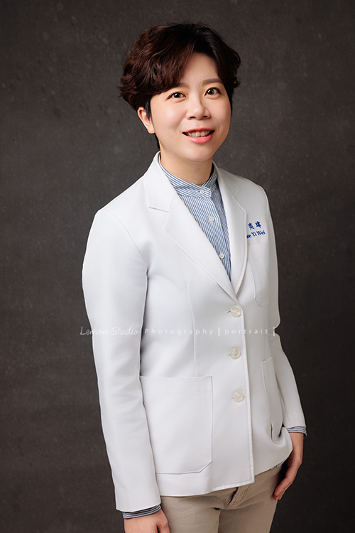 醫師Wei來拍照，鏡頭下展現出專屬於她的氣質，沉穩中帶著專業，自然流露智慧與自信，這張是醫師Wei一手放口袋，親切微笑地看著鏡頭的醫師形象照！