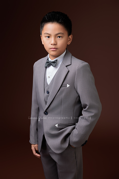 桀 & 恩兩兄弟一起來拍照，一位拍音樂寫真，一位拍個人紀錄，最後再並肩留下兄弟合照，這張是恩穿著西裝、一手放口袋，神情沈穩地看著鏡頭的一張帥氣的個人寫真照！