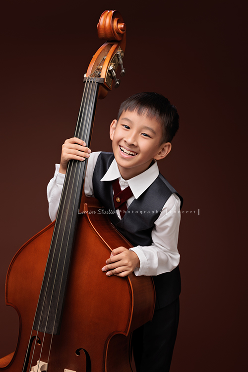 活潑且文武雙全的 Benedict 來拍照，同一天拍攝了棒球寫真＆大提琴的音樂寫真，這張是Benedict兩手扶大提琴、很可愛地對著鏡頭笑得很燦爛的音樂寫真照！