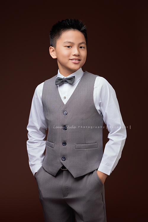 桀 & 恩兩兄弟一起來拍照，一位拍音樂寫真，一位拍個人紀錄，最後再並肩留下兄弟合照，這張是恩穿著西裝、雙手放口袋，面對鏡頭微笑的一張個人寫真照！