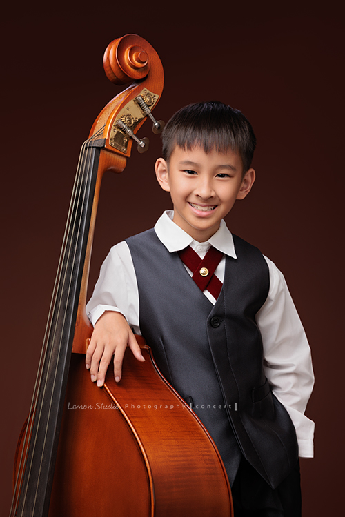 活潑且文武雙全的 Benedict 來拍照，同一天拍攝了棒球寫真＆大提琴的音樂寫真，這張是Benedict一手扶大提琴、一手放在口袋，帥氣地對著鏡頭微笑的音樂寫真照！