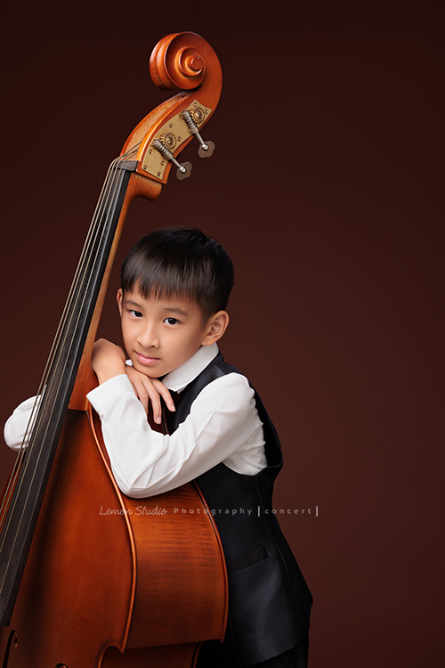 活潑且文武雙全的 Benedict 來拍照，同一天拍攝了棒球寫真＆大提琴的音樂寫真，這張是Benedict雙手及身體靠著大提琴、沈穩地看著鏡頭的音樂寫真照！